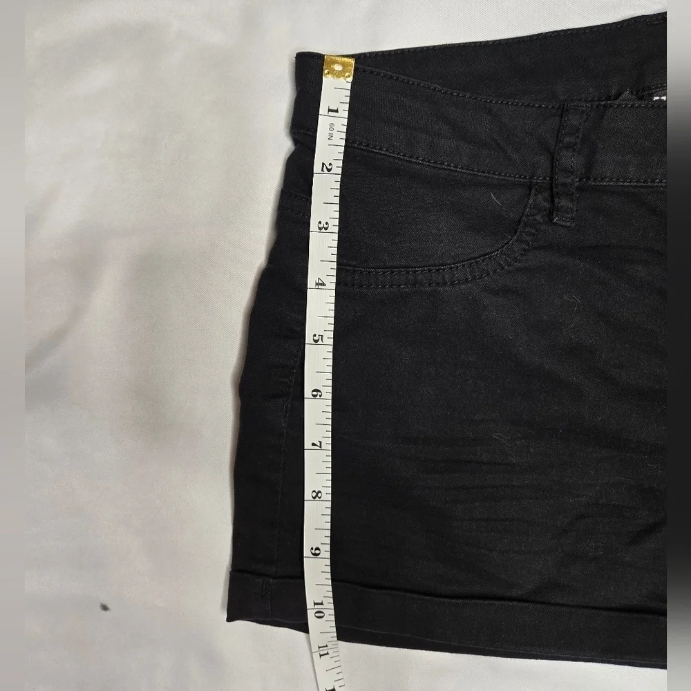 H&M Black Denim Shorts Size 6 – Classic Everyday Style